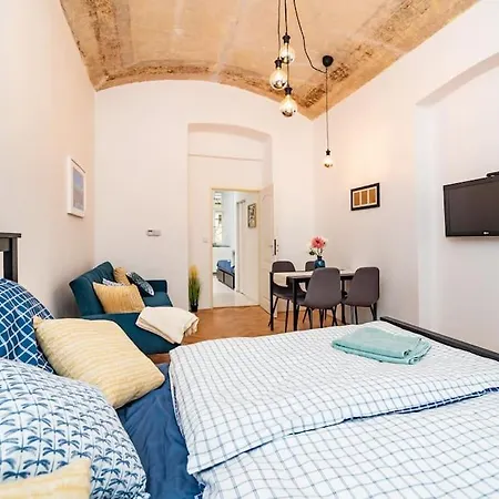 Cosy, Retro-styled Flat In Beautiful Zizkov *
