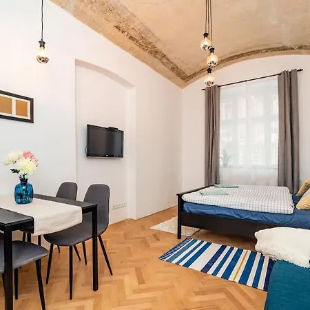 Cosy, Retro-styled Flat In Beautiful Zizkov * פראג