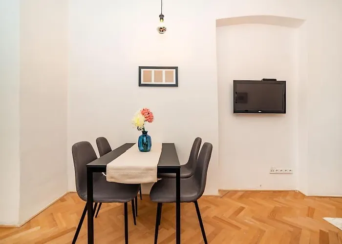 Cosy, Retro-styled Flat In Beautiful Zizkov * Praga