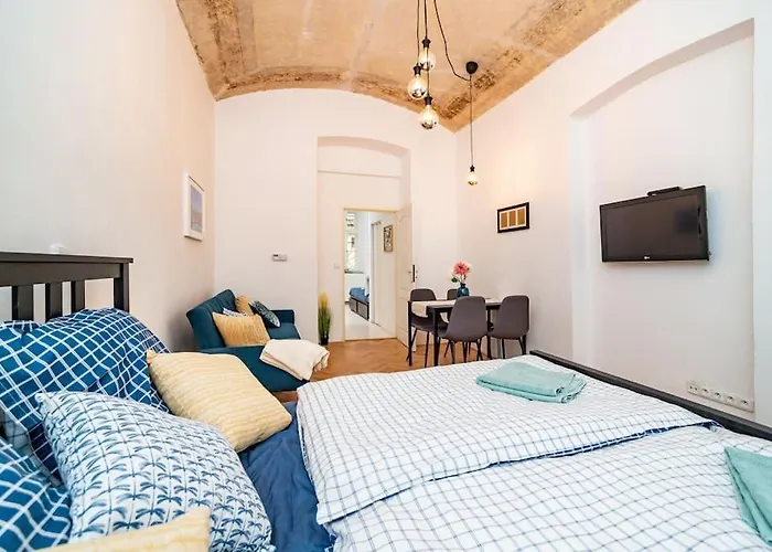 Cosy, Retro-styled Flat In Beautiful Zizkov *