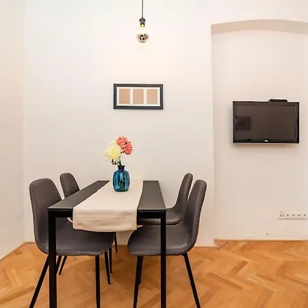 Cosy, Retro-styled Flat In Beautiful Zizkov * Praha